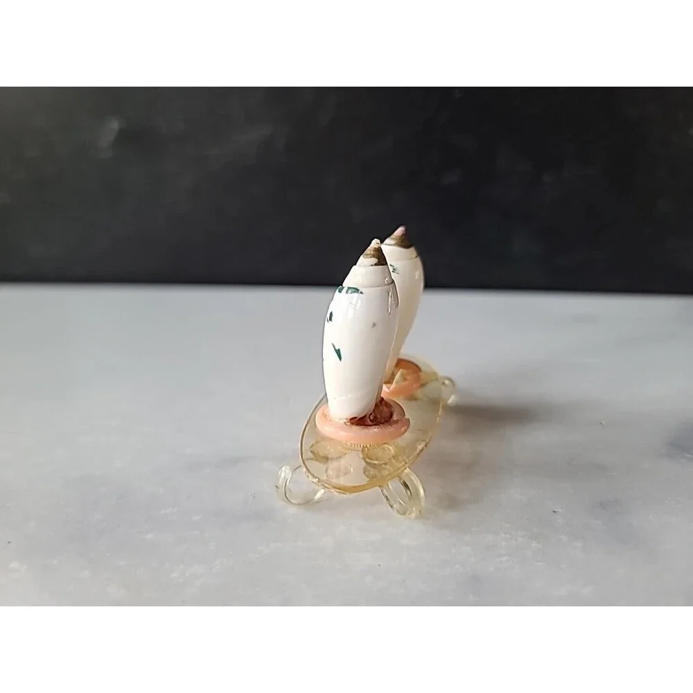 Shell Shaped Salt And Pepper Shaker Figurine, Vintage READ
